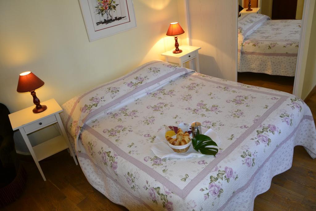 Hotellerie De L'Esplanade Rians  Rum bild